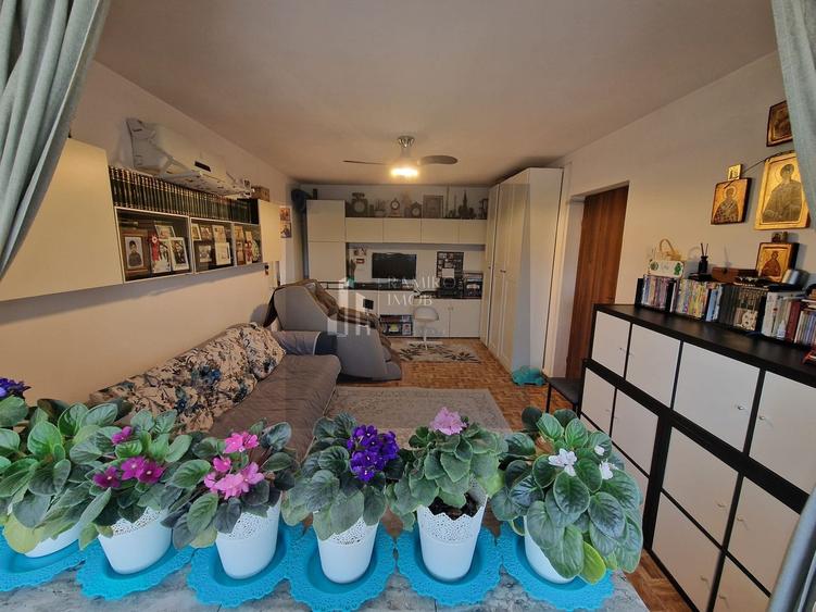 Apartament cu 4 camere semidecomandat în P-ța Reșița