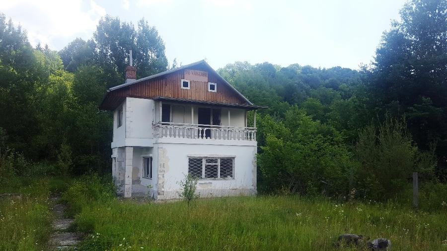 Casă individuală cu 4 camere cu Teren 4800 Mp în Cornu
