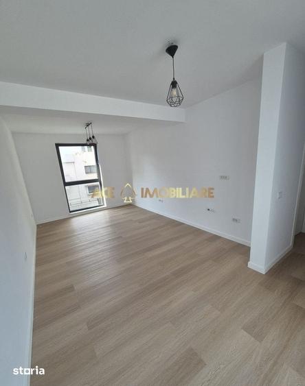 Casă cu 8 camere cu Teren 100 Mp în Tineretului