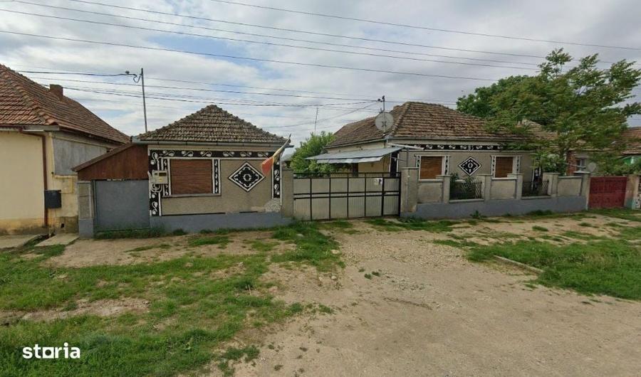 Casă cu 4 camere în Roit