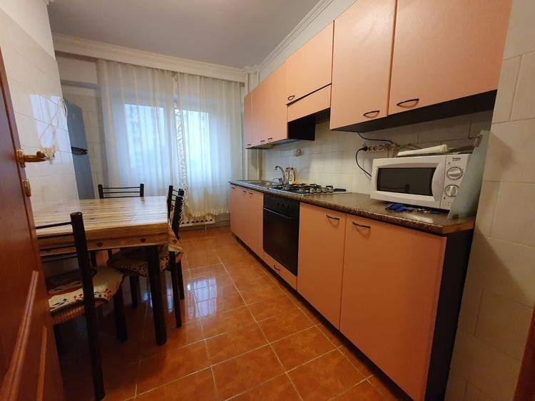 Apartament cu 3 camere semidecomandat în Olteniței