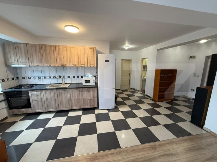 Apartament cu 3 camere semidecomandat, mobilat în Zorilor