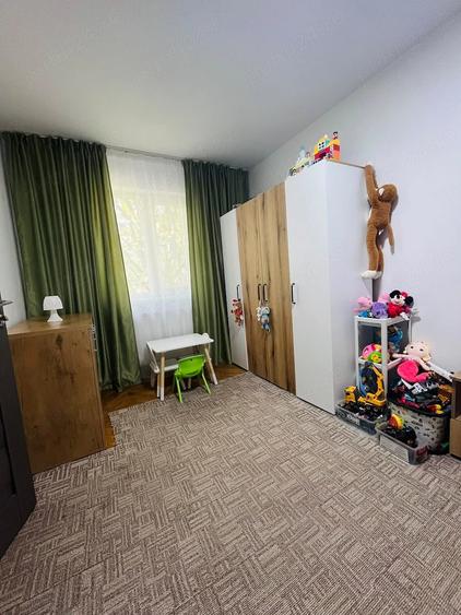Apartament cu 3 camere semidecomandat în Dacia