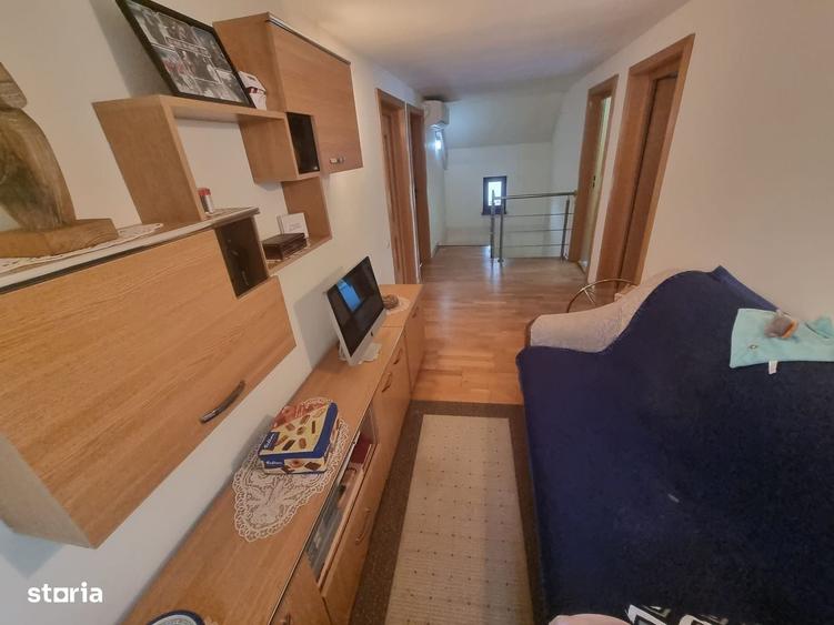 Casă cu 4 camere în Est