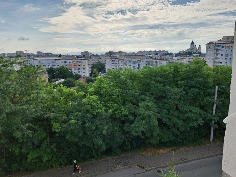 Apartament cu 2 camere semidecomandat în Mioriței
