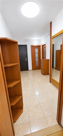 Apartament cu 3 camere semidecomandat, mobilat în Florilor