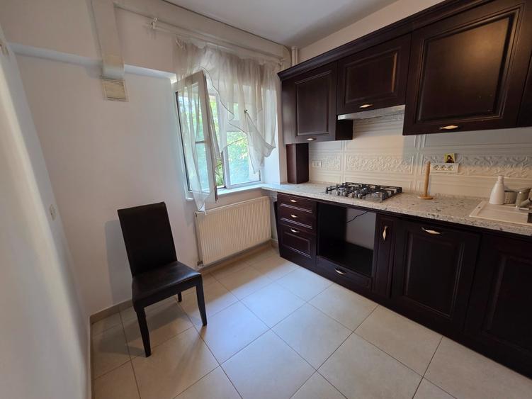 Apartament cu 4 camere decomandat în Doamna Ghica