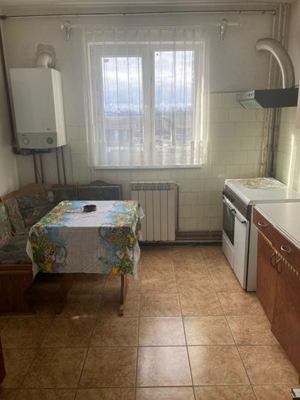 Apartament cu 3 camere semidecomandat în Sud