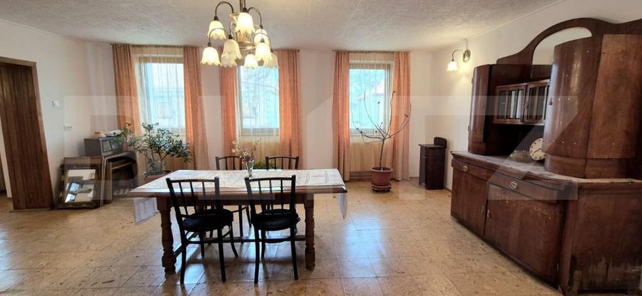 Casă individuală cu 10 camere cu Canalizare în Sânpetru