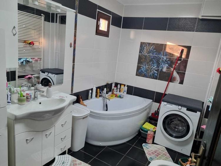 Casă cu 4 camere cu Teren 300 Mp în Central