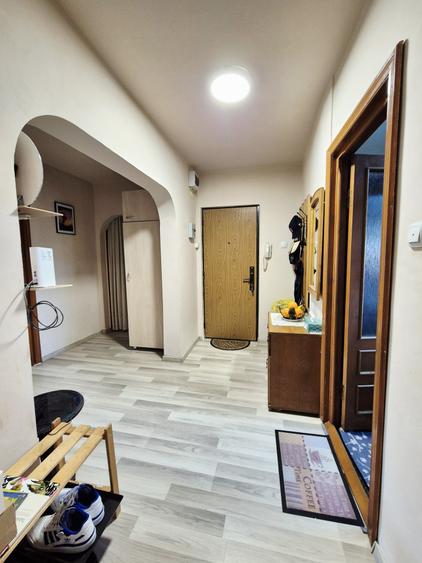 Apartament cu 4 camere decomandat, mobilat în Brătianu