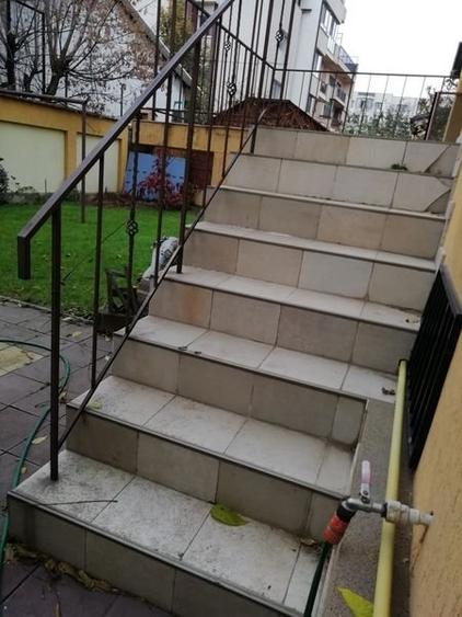 Casă individuală cu 7 camere cu Canalizare în Barbu Văcărescu