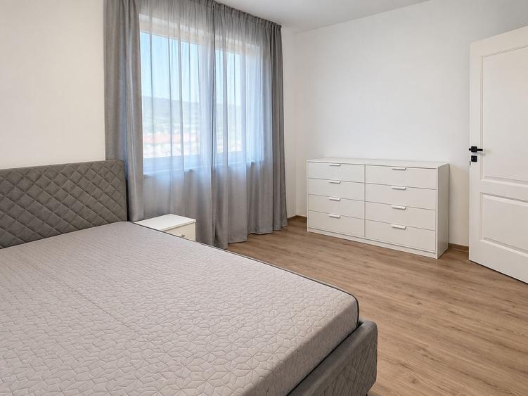 Casă cu 4 camere cu Garaj în Dâmbul Rotund