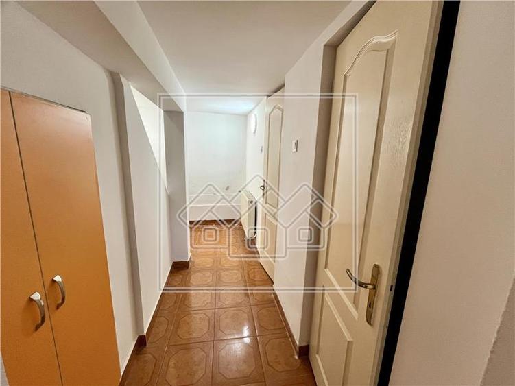 Casă individuală cu 6 camere cu Canalizare în Trei Stejari