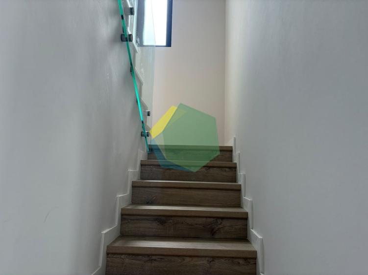 Casă individuală cu 5 camere cu Canalizare în Est