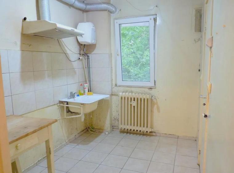 Apartament cu 3 camere semidecomandat în Astra