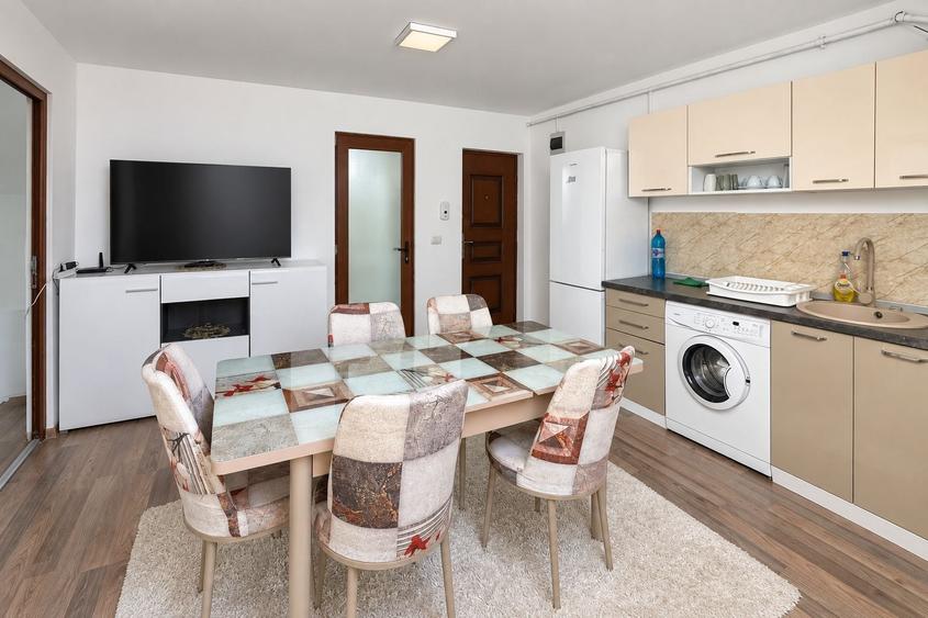 Apartament cu 3 camere semidecomandat, mobilat în Aurel Vlaicu