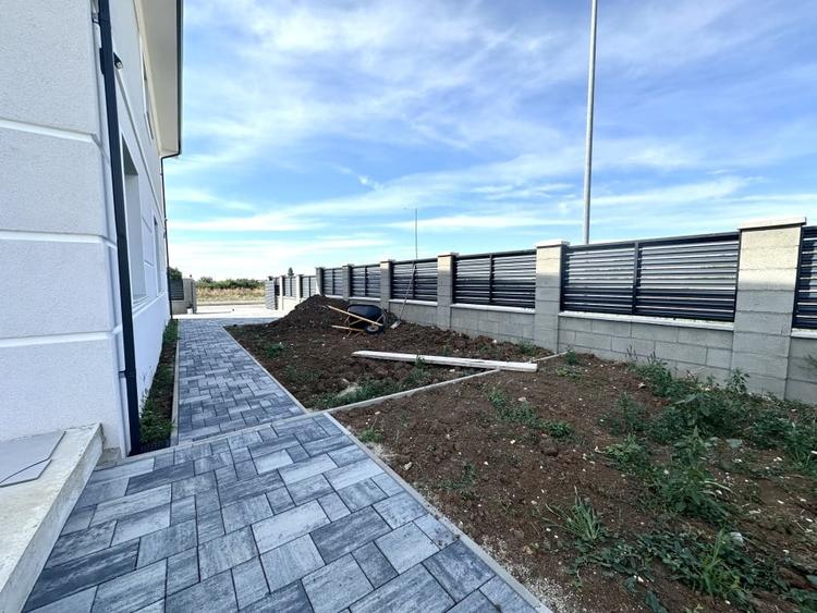 Duplex cu 5 camere cu Canalizare în Giarmata