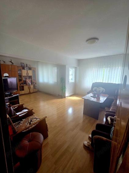 Apartament cu 3 camere decomandat în Noua