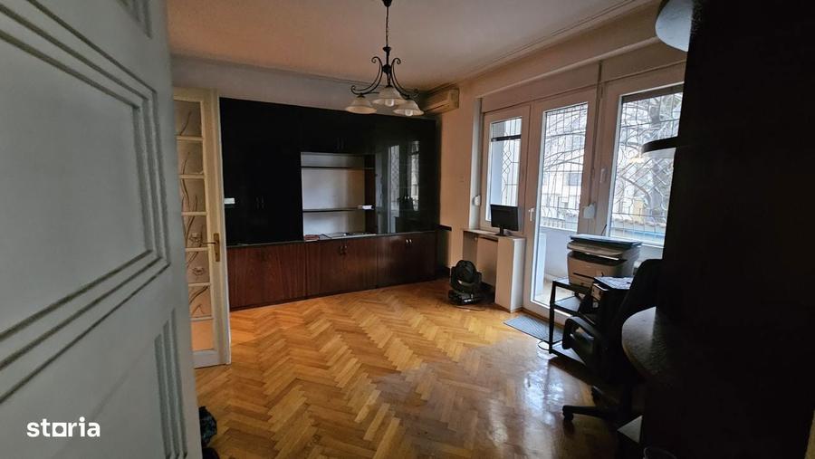 Casă cu 6 camere cu Garaj în Domenii