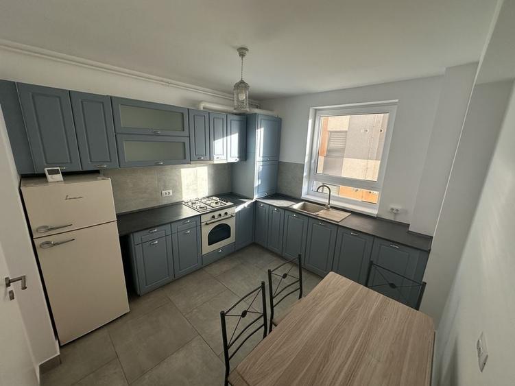Apartament cu 2 camere decomandat în Tractorul