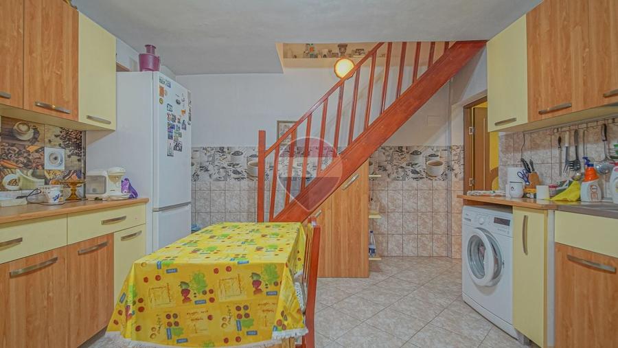 Casă individuală cu 7 camere cu Teren 533 Mp în Purcăreni