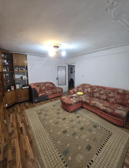 Apartament cu 3 camere decomandat în Girocului