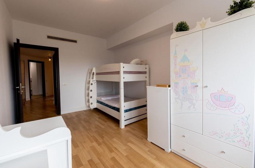 Apartament cu 4 camere decomandat în Herăstrău