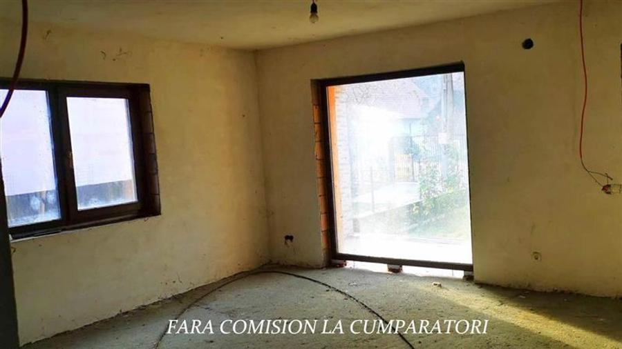 Casă individuală cu 6 camere cu Canalizare în Sud