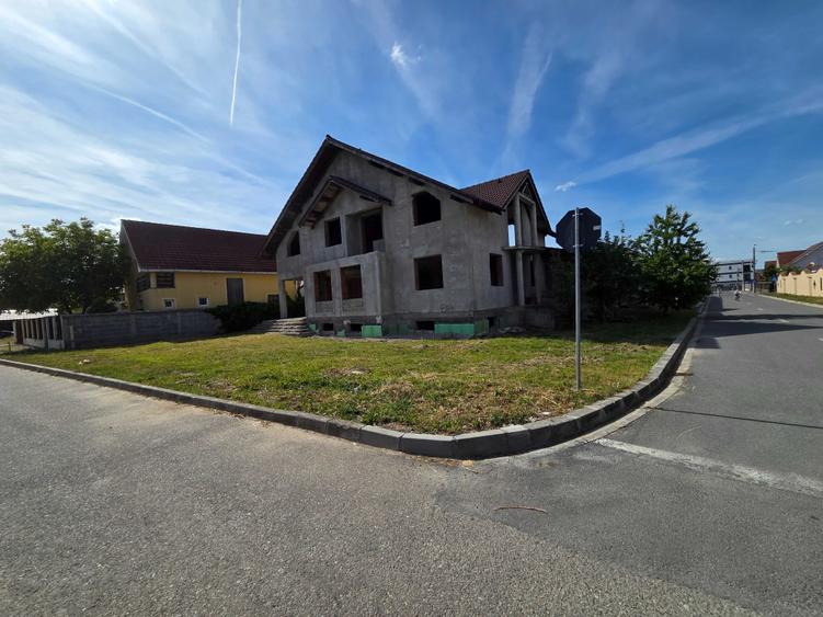 Casă cu 4 camere în Sânmartin