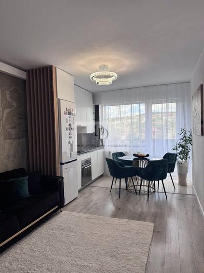 Apartament cu 3 camere semidecomandat, mobilat în Dâmbul Rotund