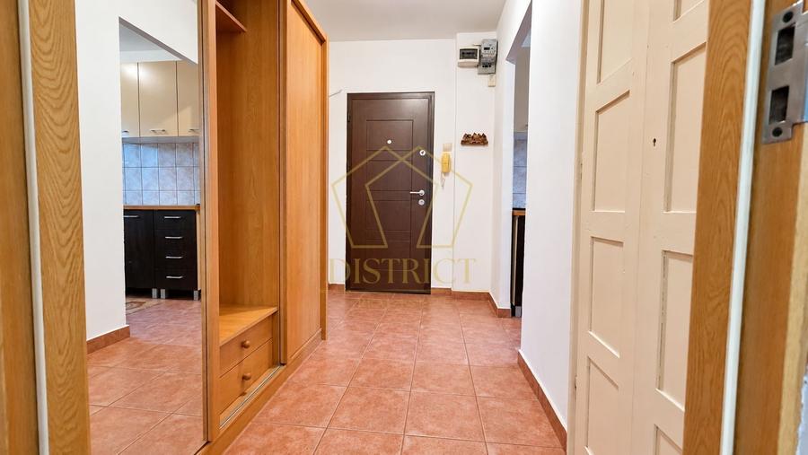 Apartament cu 3 camere semidecomandat, mobilat în Dacia