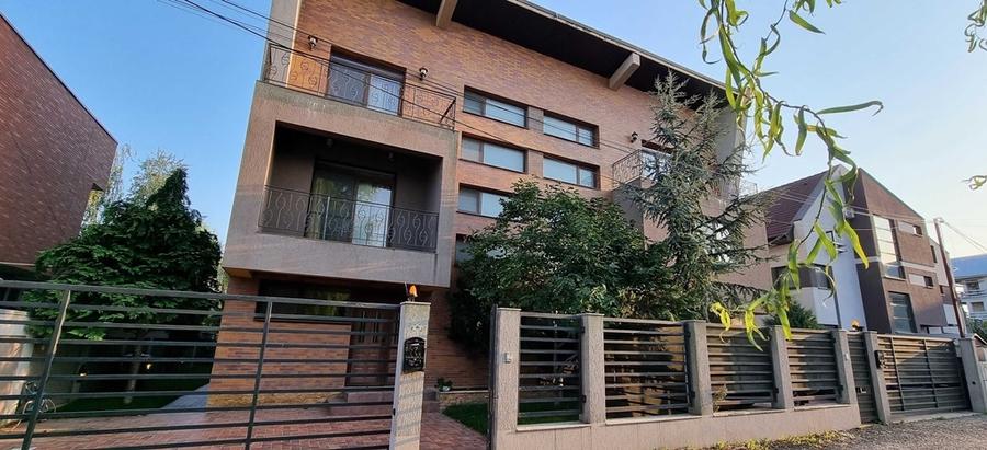 Casă individuală cu 6 camere cu Canalizare în Băneasa