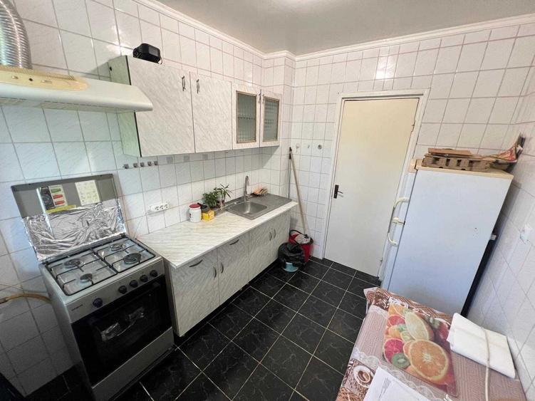 Apartament cu 3 camere semidecomandat în Titan