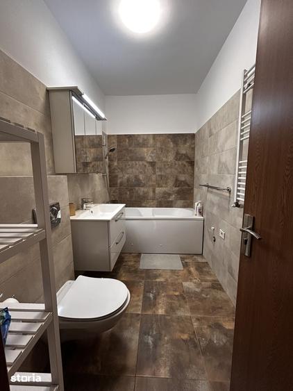 Apartament cu 3 camere în Apărătorii Patriei