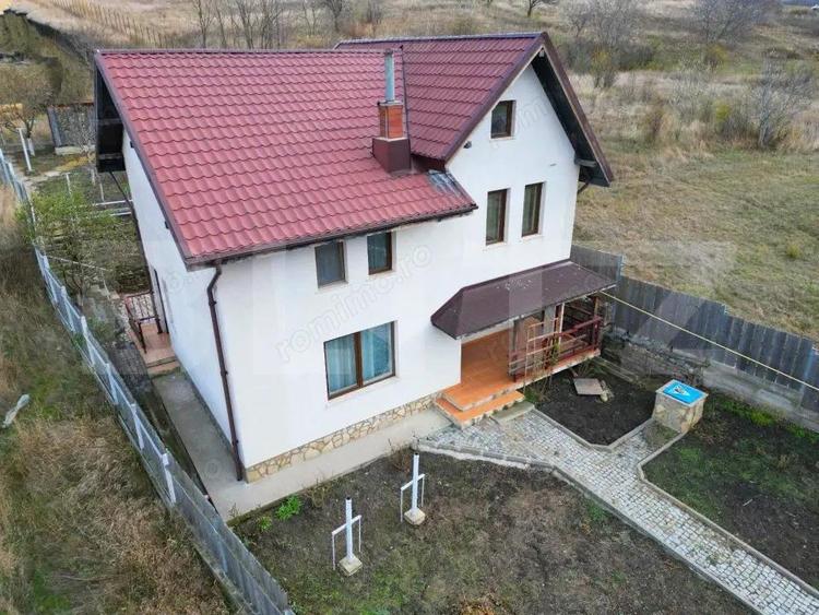 Casă cu 4 camere cu Teren 500 Mp în Bogonos