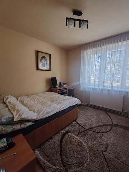 Apartament cu 3 camere semidecomandat, mobilat în Săsar