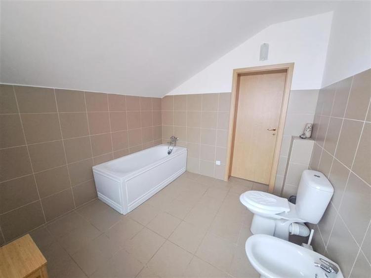 Apartament cu 4 camere decomandat, mobilat în Florești