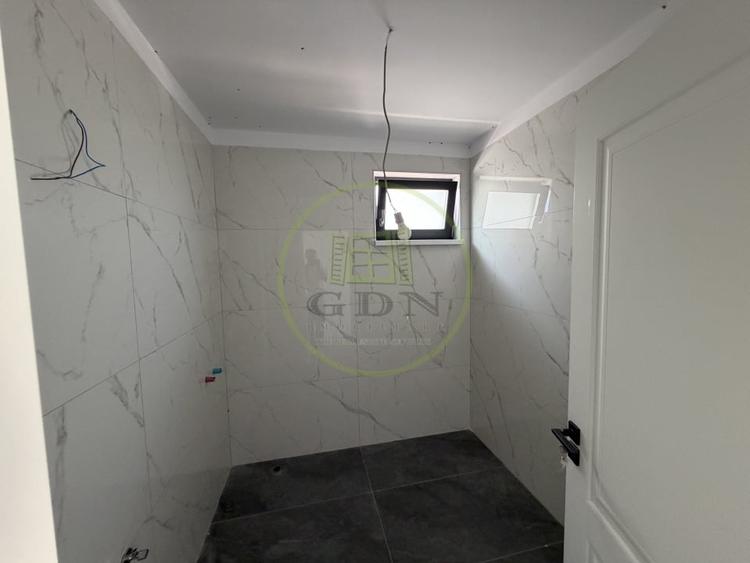 Casă individuală cu 4 camere cu Canalizare în Cârcea