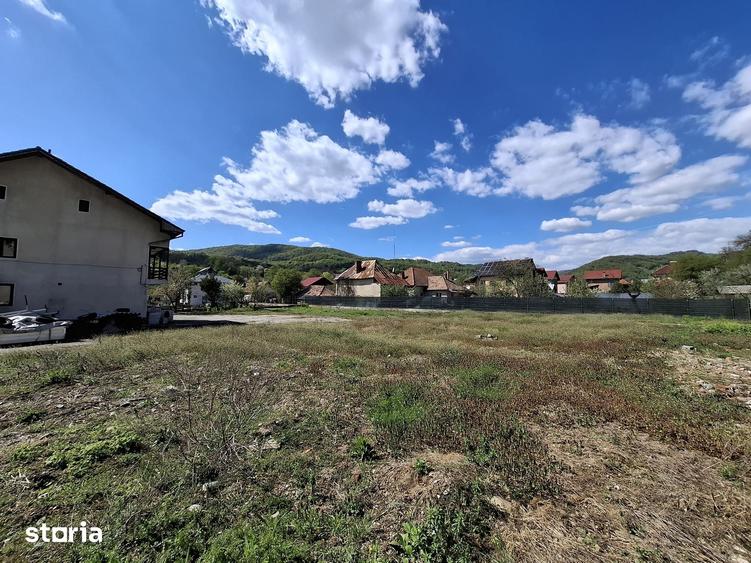 Casă cu 6 camere cu Teren 3329 Mp în Central