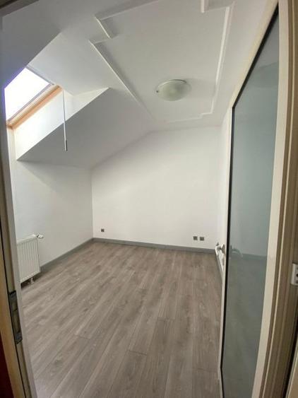 Casă individuală cu 8 camere cu Canalizare în Central