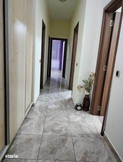 Apartament cu 3 camere decomandat, mobilat în Tractorul