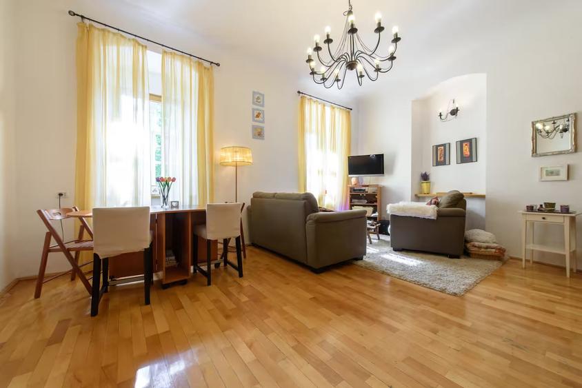 Apartament cu 2 camere nedecomandat în Centrul Istoric