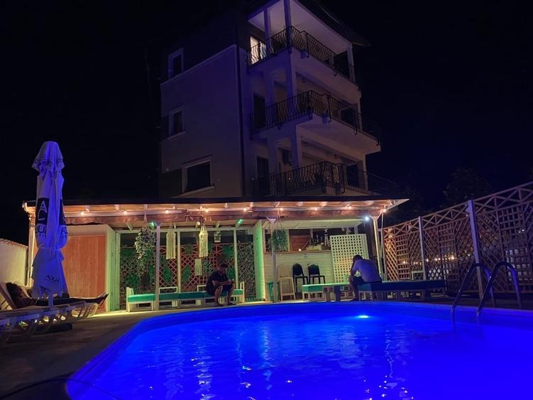Apartament cu 2 camere decomandat, mobilat în Central