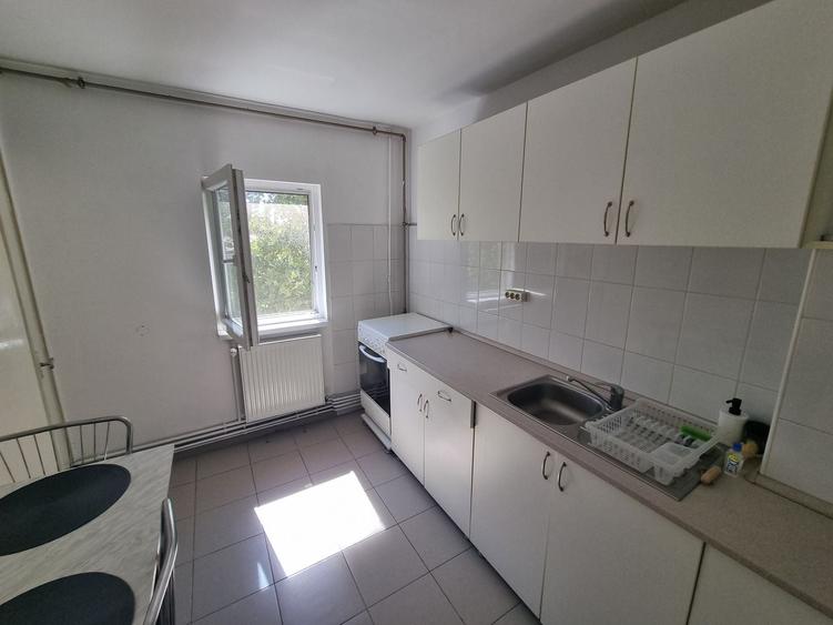 Apartament cu 3 camere semidecomandat, mobilat în Girocului