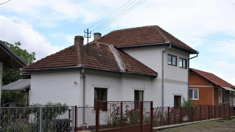 Casă individuală cu 6 camere cu Canalizare în Est
