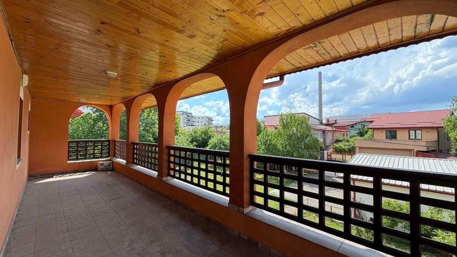 Casă individuală cu 12 camere cu Canalizare în Berceni