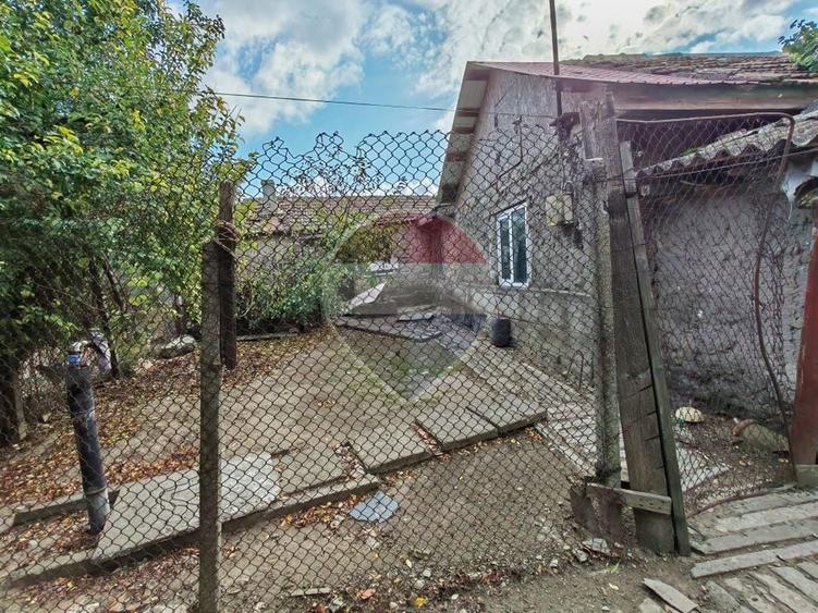 Casă individuală cu 2 camere cu Teren 557.90002441406 Mp în Central