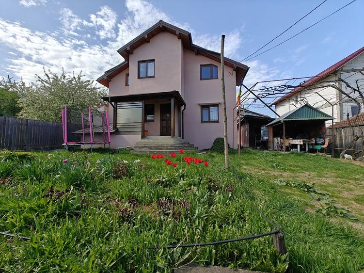 Casă cu 4 camere în Faraoani