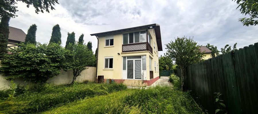 Casă individuală cu 5 camere cu Teren 891 Mp în Central